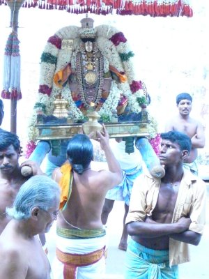 Kumbha Harathi at Sannidhi Entrance.JPG