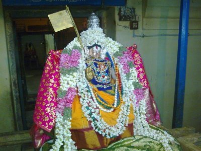 Aacharyan During Tiruvaimozhi Sevai.jpg