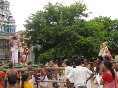 Perumal  Aalavandar after Purapaadu.JPG