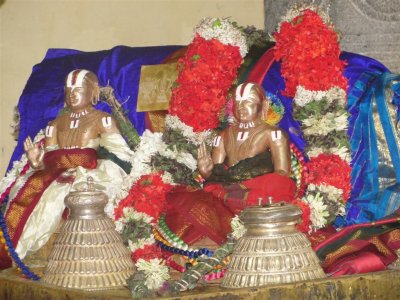 Sri Aalavandaar with NamPerumaal Bahumanam.JPG