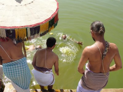 TheerthaVaari at Pushkarani.JPG