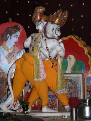 013-Nandi Gramam Hanuman and Bharathazhwan in alinganam.JPG