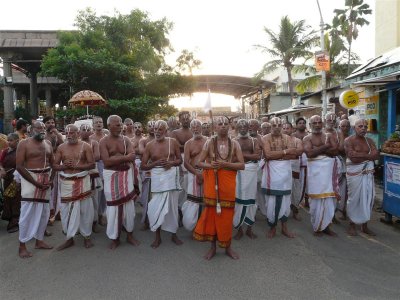 Jeeyar swamy leading the Revathi thirunakshatra gOshti.JPG