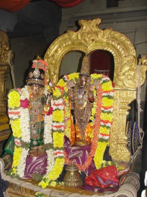 Sri Kesavan with Aandaal.JPG