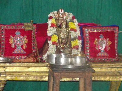 Swami Embaar with Perumal Maalai during Tirumozhi session.JPG