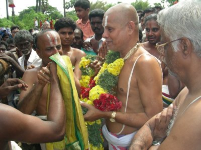 22-srirangam maniyakkarar swami being honored by azhvar.jpg