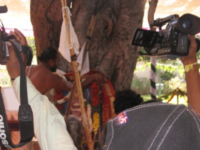 Sri AnanthAzvAn being adorned with a divine vasthram.jpg