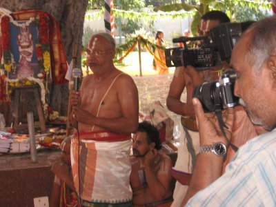 Sri KaNNAmani svAmi speakign on the occasion.jpg