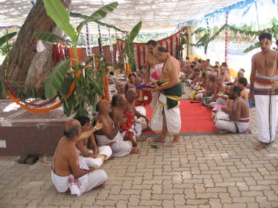 Sri MA VenkatakrishNan svAmi honiouring adhyApakAs .jpg