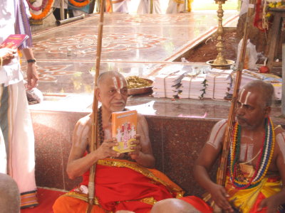 Sri Periya JEyar svami releaseing Life history of ananthAzvan intamil.jpg