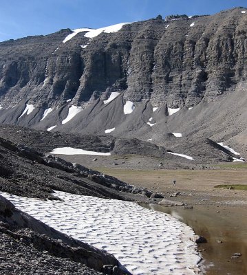 Michelle Lakes basin - Martina crossing the rver