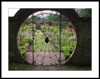 Spider garden gate