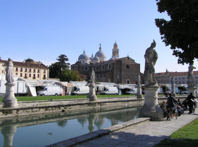 Statues around the Prato