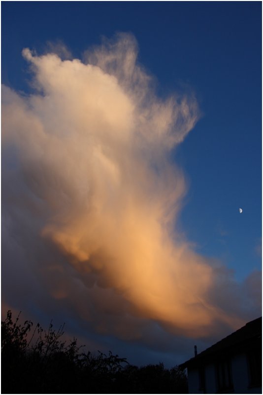 Moon and 'mammatus' cloud formation