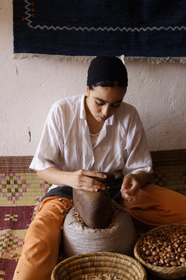 argan seed crushing