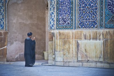 Mullah praying at the Lotfollah mosque