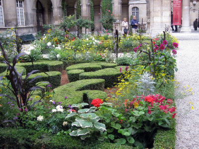 Garden in courtyard of the Carnavalet Museum