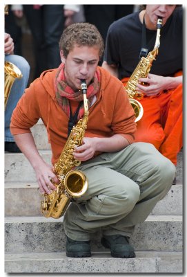 Saxophoniste sur les marches de l'Opra
