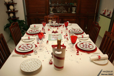 Red & white table / Table rouge & blanche