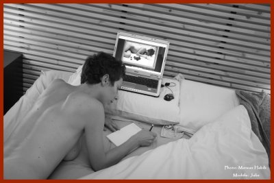 Julie - Work in bed / Travail au lit