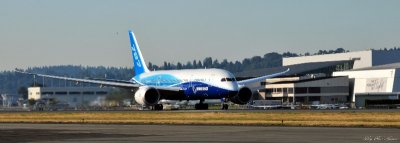 Boeing 787 Dreamliner passes Museum of Flight