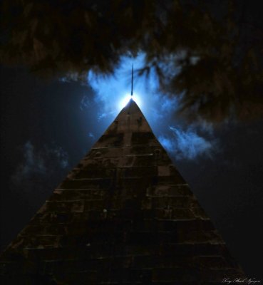 beacon of Piramide di Cestio