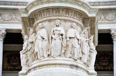 statue on Vittorio Emanuele II