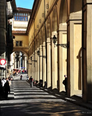 Vasari Corridor and shadows