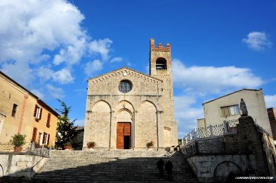 Collegiata di SantAgata Asciano exterior