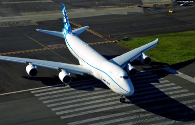 Boeing 747-8F into position at KBFI