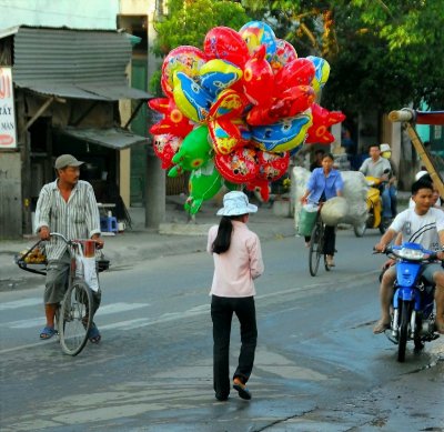selling balloons on Le van Luoung street