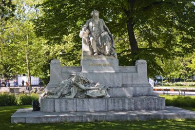 Brahms Statue in park near Karlsplatz