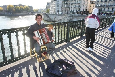 Musician as we walked across the Seine   IMG_2282.jpg