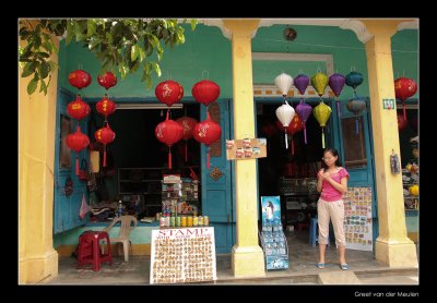 8787 Hoi An, shopgirl at Chinese lanternshop