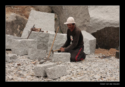 949 090308 Qui Nhon, working with stone