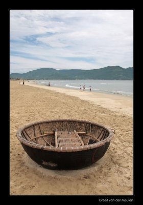 8726 Vietnam, little boat on the beach of Nha Trang