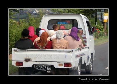 3517 Indonesia, Java, how many people fit in a pickuptruck?
