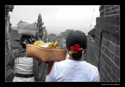 4571 Indonesia, offering at the Besakih temple