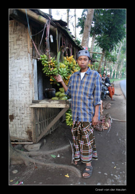 4234 Indonesia, boy with bananas