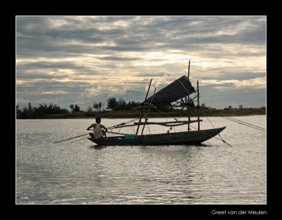 8983 Vietnam, fisherman in eveninglight