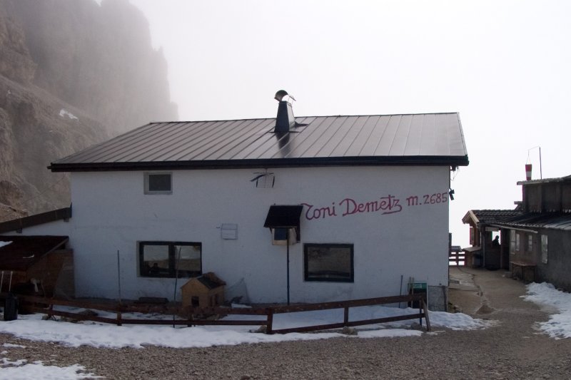 Forc Sassolungo, Rifugio Toni Demetz (2685m)