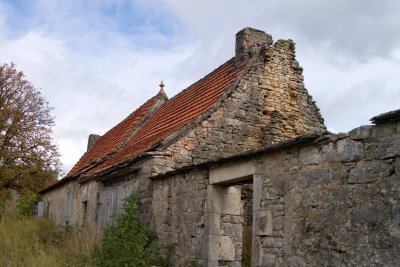 Farm on the way to the ruins of a 12C mill, Moulin du Saut
