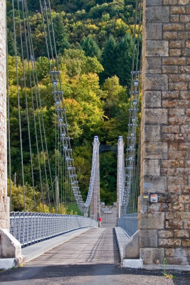 Narrow bridge over the Dordogne