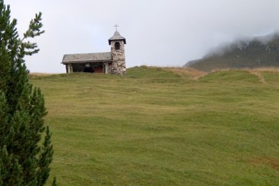 A simple chapel along the way to our high point, Rifugio Daniel (2228m)