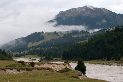 We follow the dry riverbed on the way to Rifugio Firenze