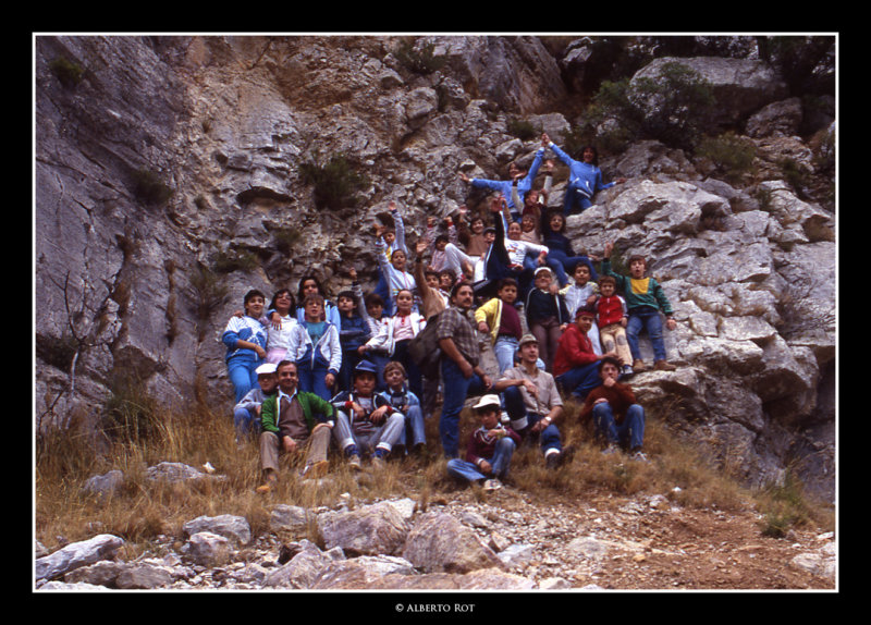 La foto de grup abans de pujar a la cova de les bruixes  any 1.984