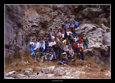 La foto de grup abans de pujar a la cova de les bruixes · any 1.984