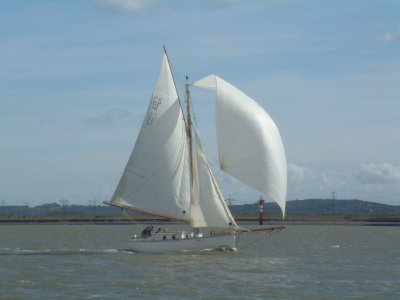 Fanny of Cowes, demonstrating the superior pulling power of her cruising chute
