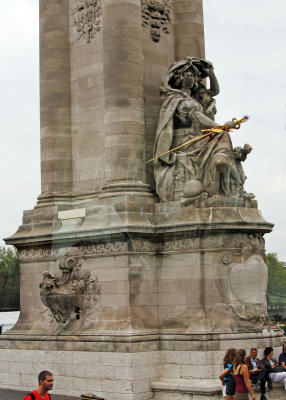 Monument on the Alexandre III bridge