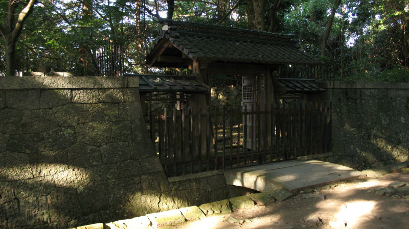 Entrance to Nobunagas mausoleum